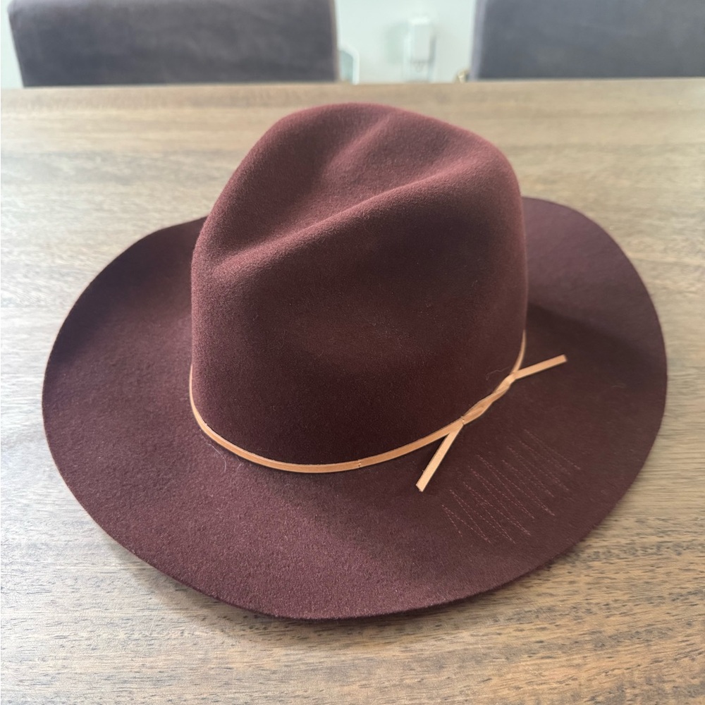 KIN THE LABEL Wool Hat in Burgundy
